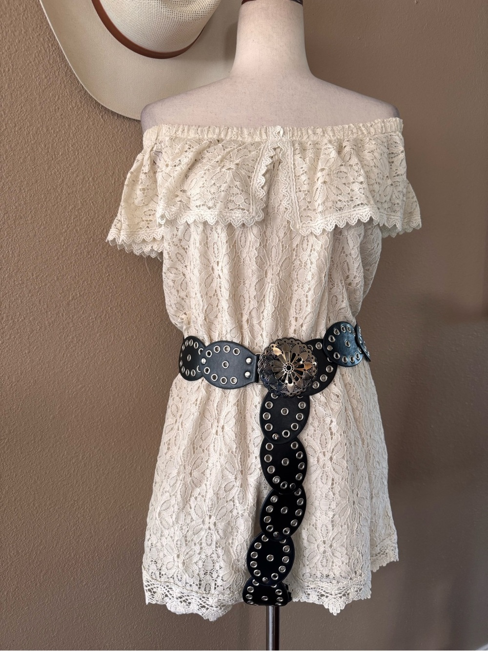 Ark & Co Off-Shoulder Lace Romper in Cream - Picture 4 of 6